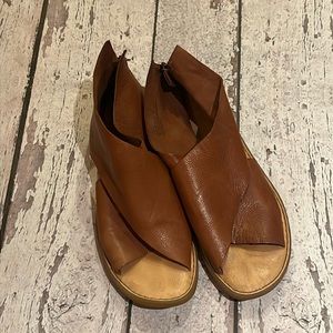 Born Sandals Size 9 cognac